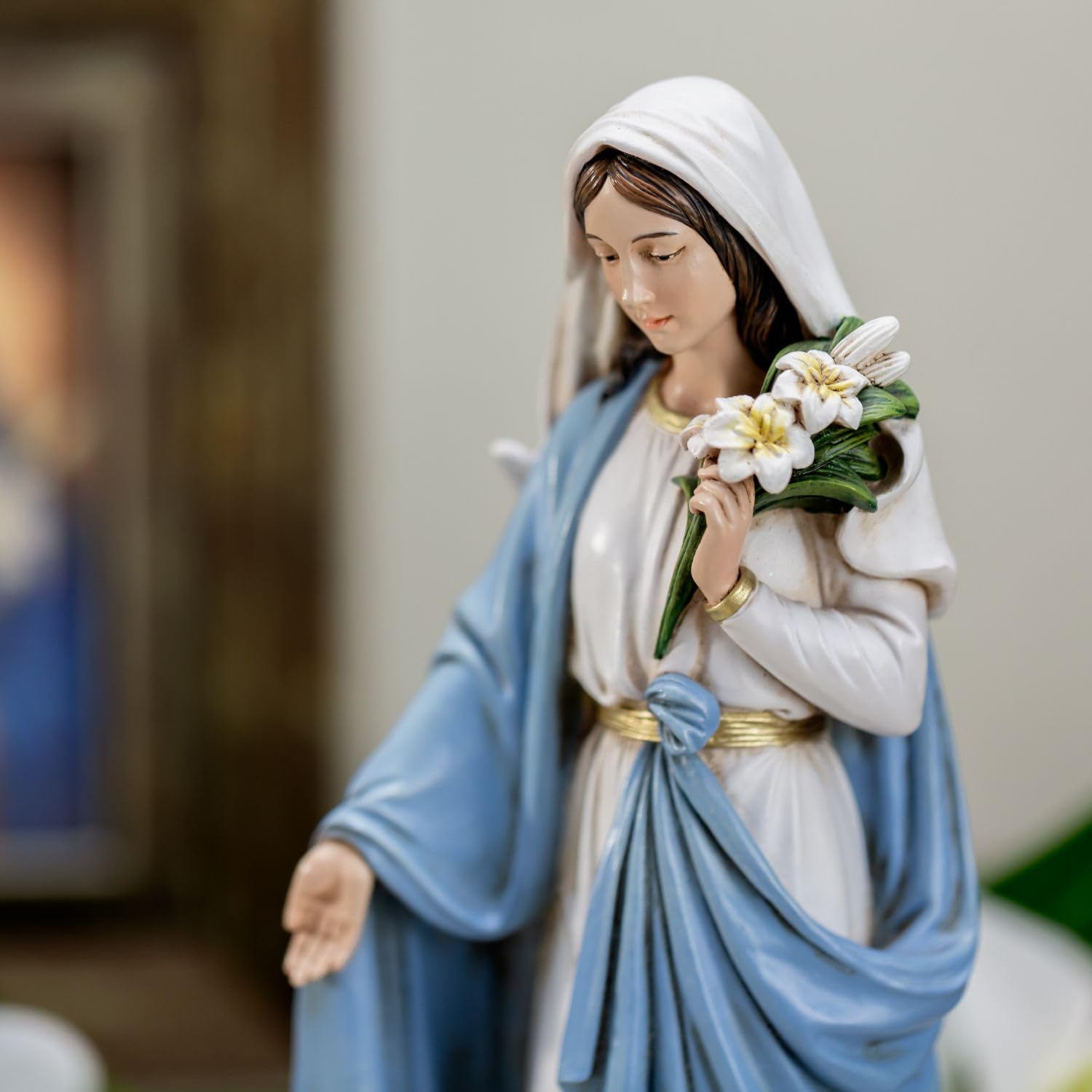Grace4Joy Gesegnete Mutter Maria Statue - 25 cm Madonna Heilige Maria Statue Elegante Wohnkultur, handbemalte Heilige Maria mit Lilien Figur aus der Renaissance Sammlung