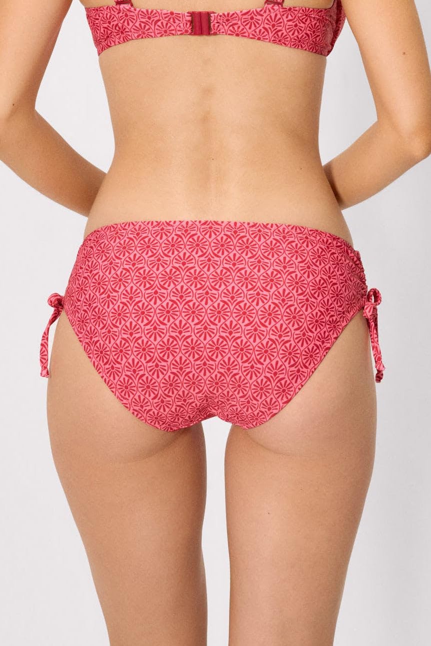 YSABEL MORA. Braga Bikini Moldeadora Midi. Control Ligero en Abdomen Inferior. Laterales Ajustables con Lazada para Ajuste Personalizado. Modelo.Colección Cherry.