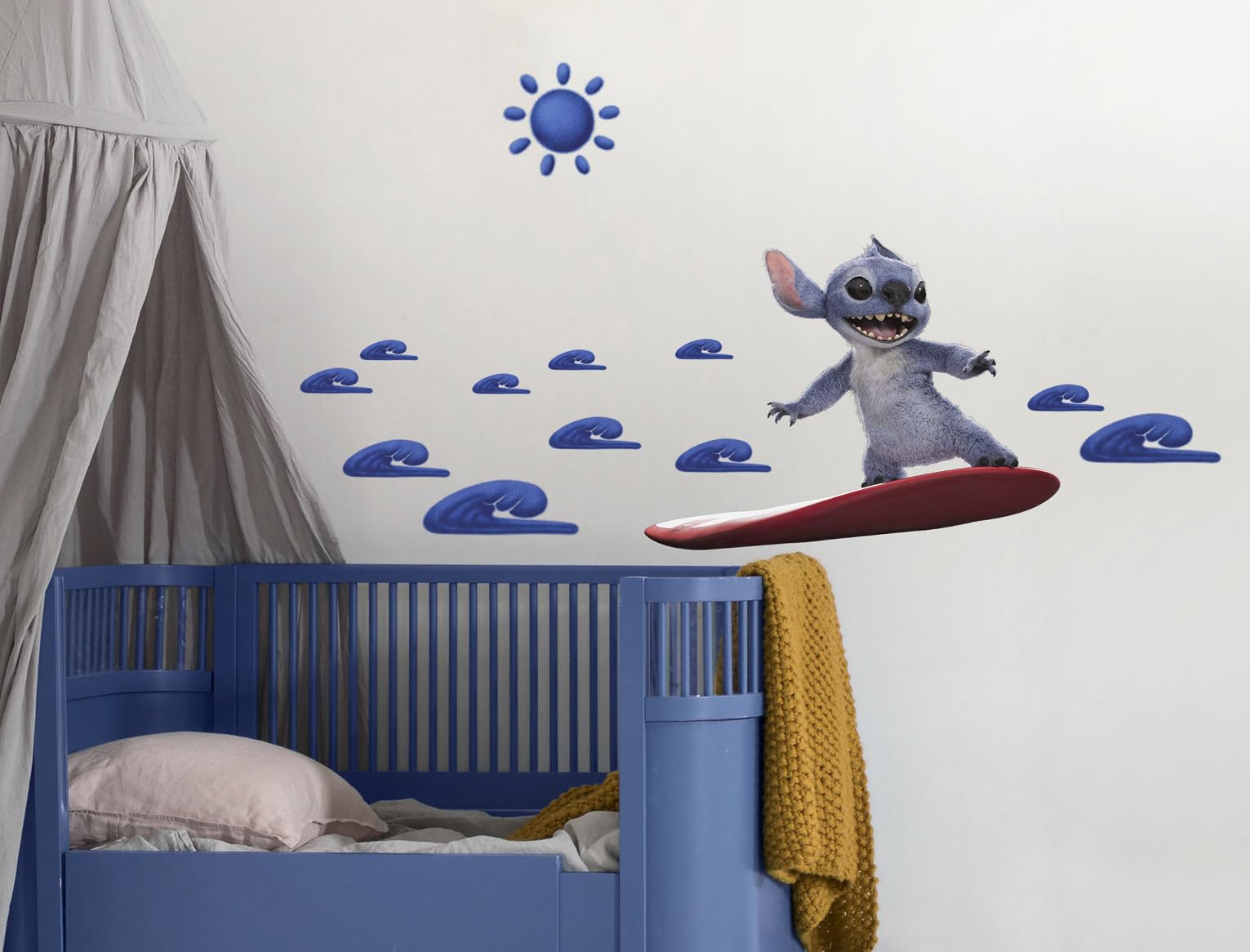Komar Wandtattoo - Disney Stitch Live Action Hit the Waves - Größe 70 x 50 cm - Komar, Kinderzimmer, Wandaufkleber, Wanddekoration, Wandsticker