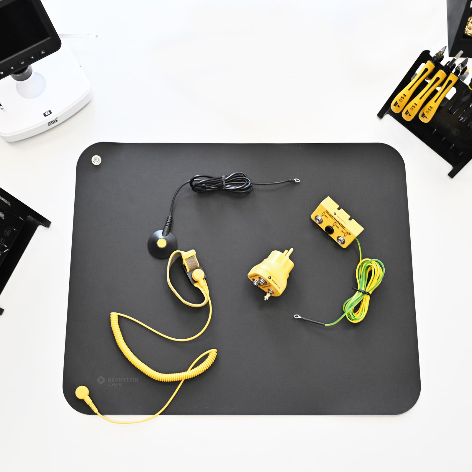 BERNSTEIN ESD Handling Set 6-teilig – antistatisches Arbeitsplatz-Set mit faltbarer Matte 500x400 mm, Armband, Spiralkabel, Erdungskabel, Erdungsstecker & Erdungsbaustein