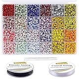 Insgesamt 3600 kleine Rocailles enthalten 24 Farben und jede Farbe hat 150 Stück. Das Paket enthält auch zwei 0,8 mm Rollen mit schwarz-weißem Armband für DIY-Schmuck und Armbänder.