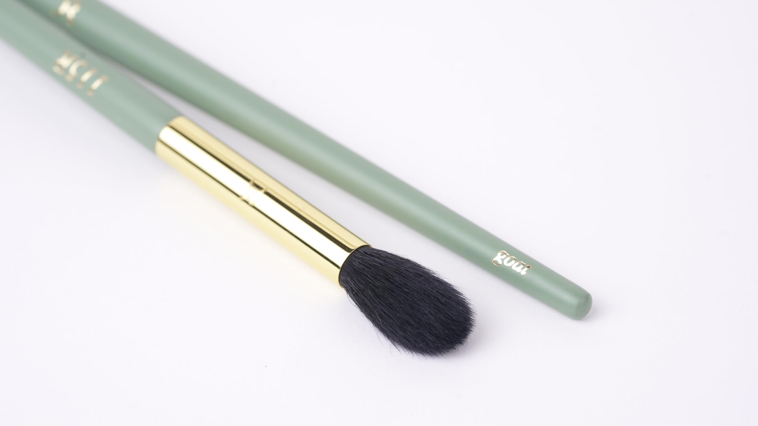 113R ESSENTIAL GOAT HAIR EYESHADOW BRUSH- POINTED NATURAL GOAT HAIR BRUSH FOR EYES-ROUND GOAT HAIR BLENDING BRUSH- EYESHADOW BRUSH- GOAT HAIR BRUSH- ROUND SMALL MAKEUP BRUSH FOR EYESHADOWS