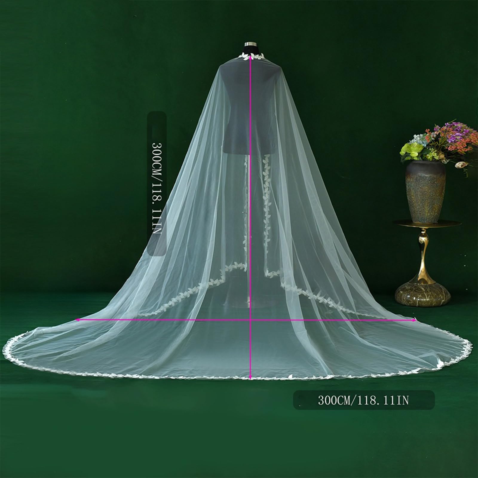Delicato avvolgimento da matrimonio decorato con aghi, color crema