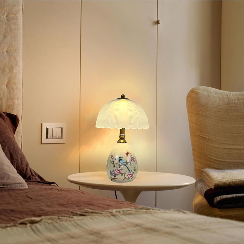 Mengjay Lampada da Tavolo Salotto in ceramica,E27 Lampada da scrivania,Paralume in Vetro,Base Decorata con Fiori e Uccelli,ampada comodino per camera da letto, studio, comodino (Bianco)