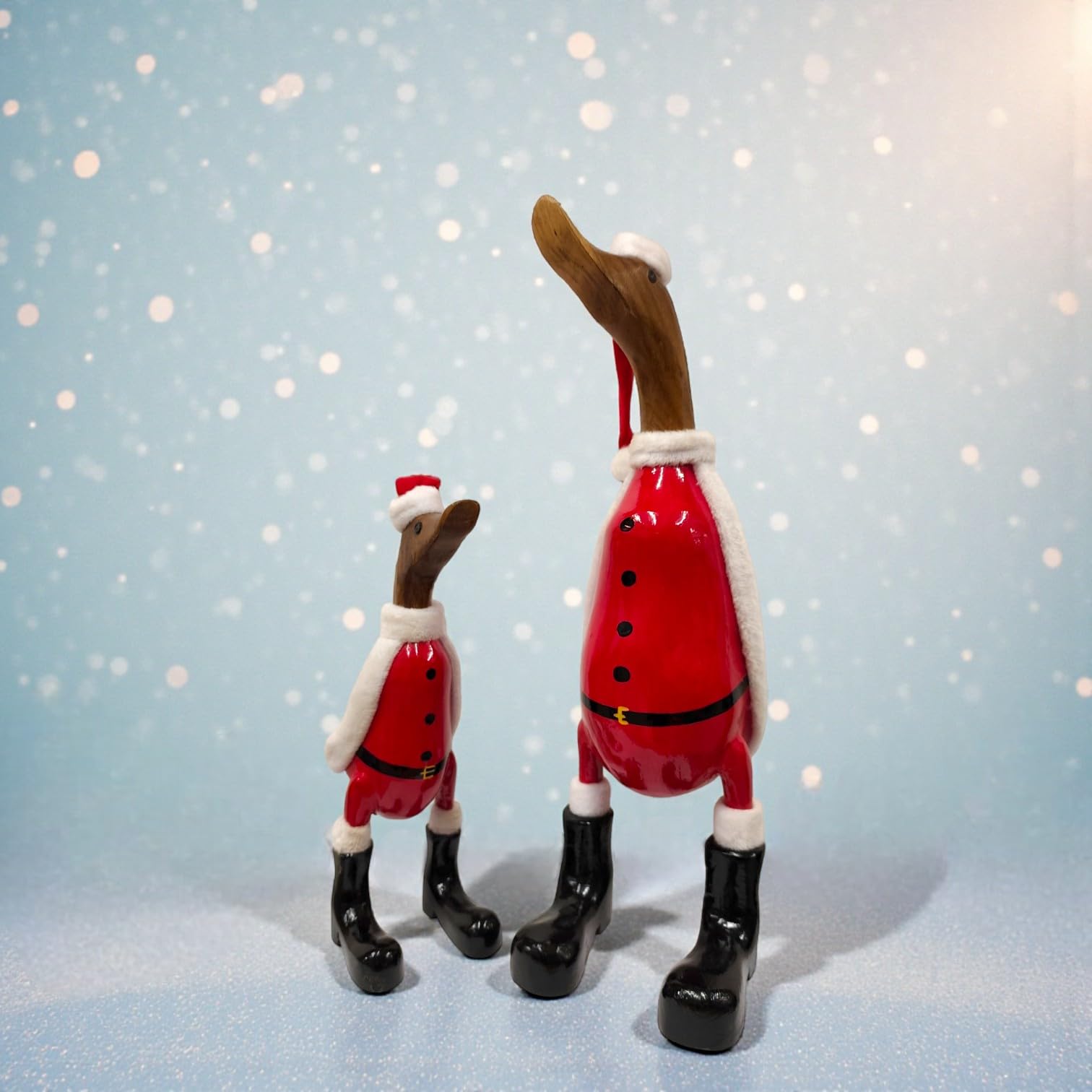 Kinaree Handgefertigte Weihnachtsente aus Bambus & Suar Holz – Dekofigur im Santa Look – Weihnachtsdekoration aus Holz – originelle Geschenkidee – Unikat (Klein)