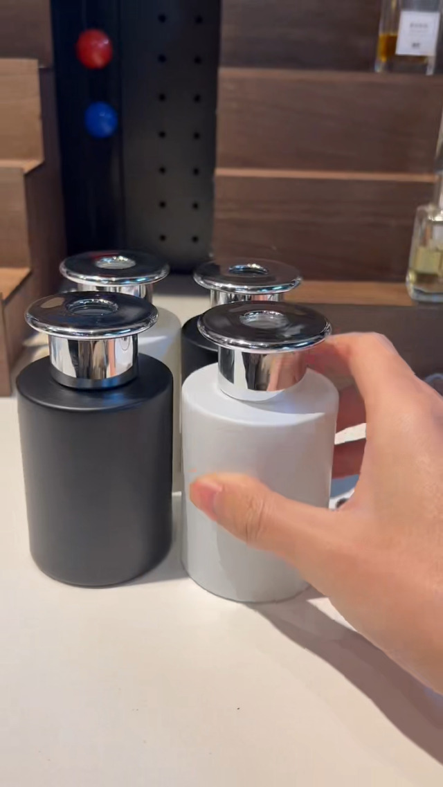 Set de 4 Botellas Difusoras de Vidrio Blancas con Tapas Plata miniatura 7