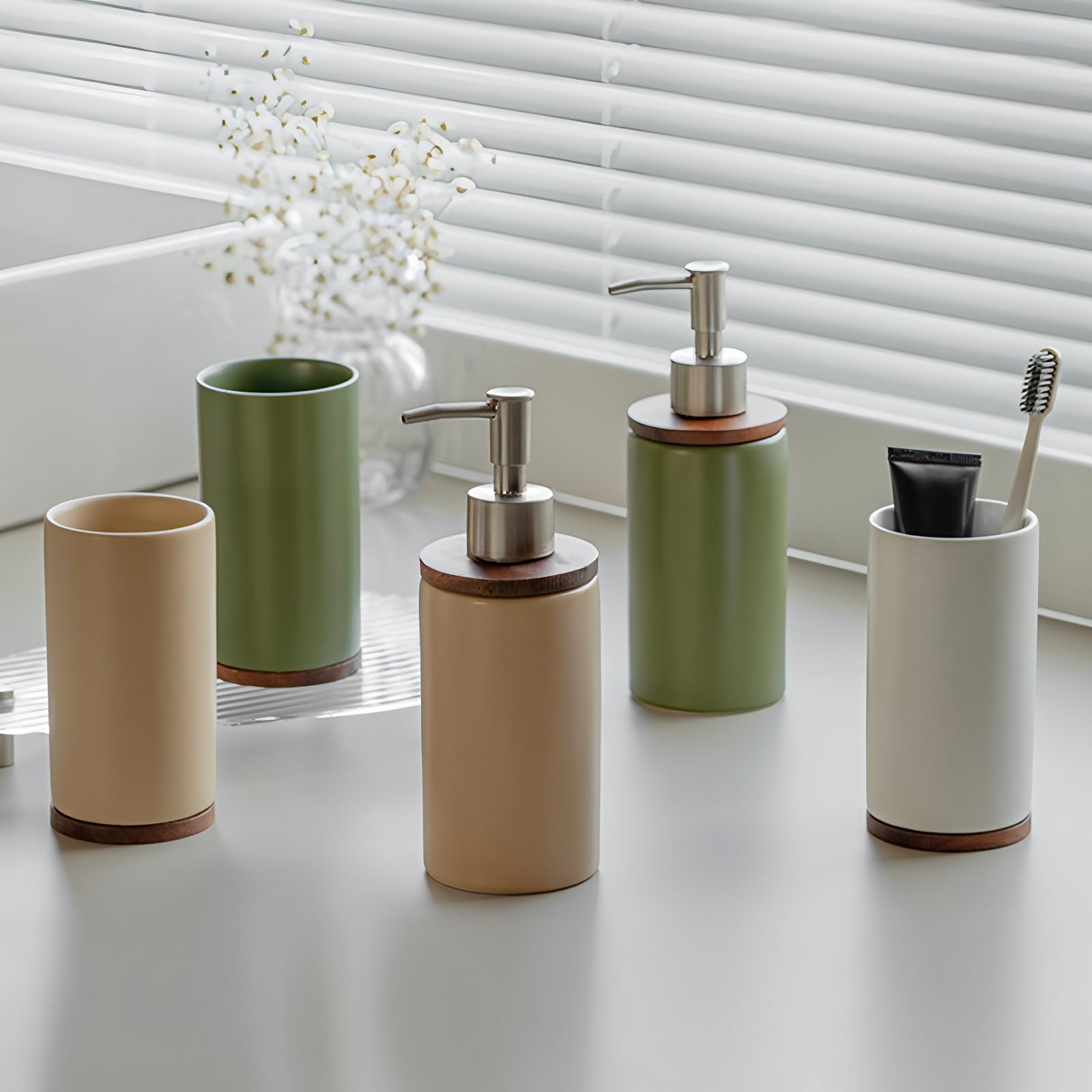 4-częściowy zestaw akcesoriów łazienkowych, ceramiczny, zawiera uchwyt na szczoteczki do zębów, dozownik mydła, drewnianą tacę i kubek na szczoteczki do zębów