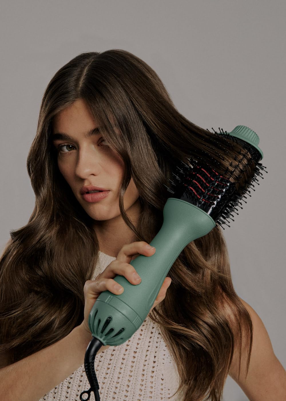 CREATE/CERAMIC LED VOLUME STYLER/Cepillo voluminizador verde sage/Función aire frío, doble tecnología LED, reduce el encrespamiento, 3 ajustes de temperatura, diseño ergonómico, 1050W