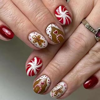 Christmas Press on Nails Gingerbread Man Short Round Fake Nails Red Winter Curve Line False Nails Cute Xmas Heart Design Glossy Acrylic Stick on Nails for Women Girls Party Manicure 24Pcs