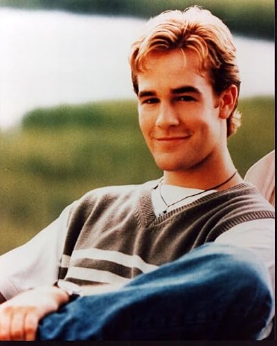 Posterazzi James Van Der Beek In Striped Sweater Vest Foto Print (8 x 10) - Referencia # MVM03903