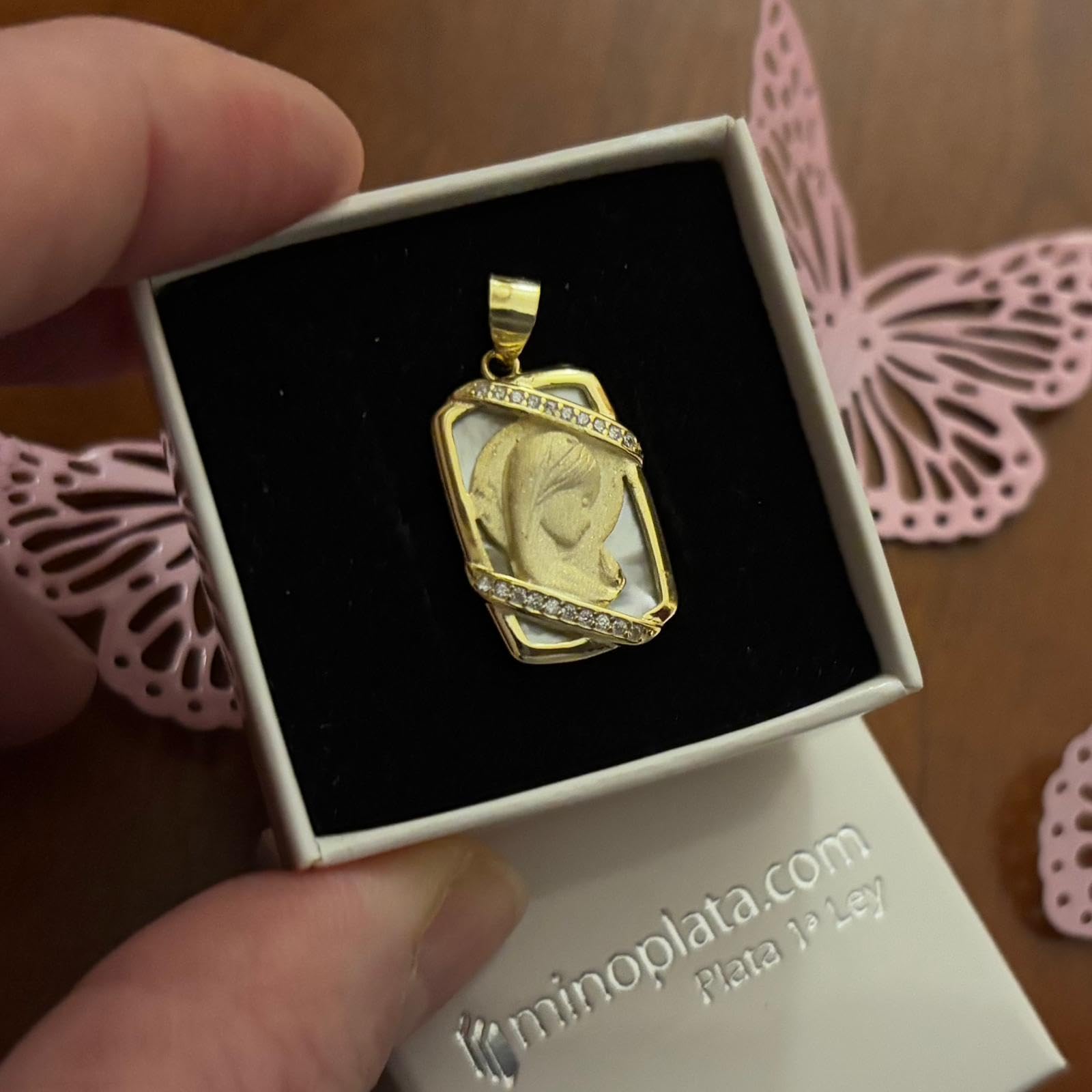 Medalla Virgen Niña de Plata dorada matizada con Nácar y Circonitas