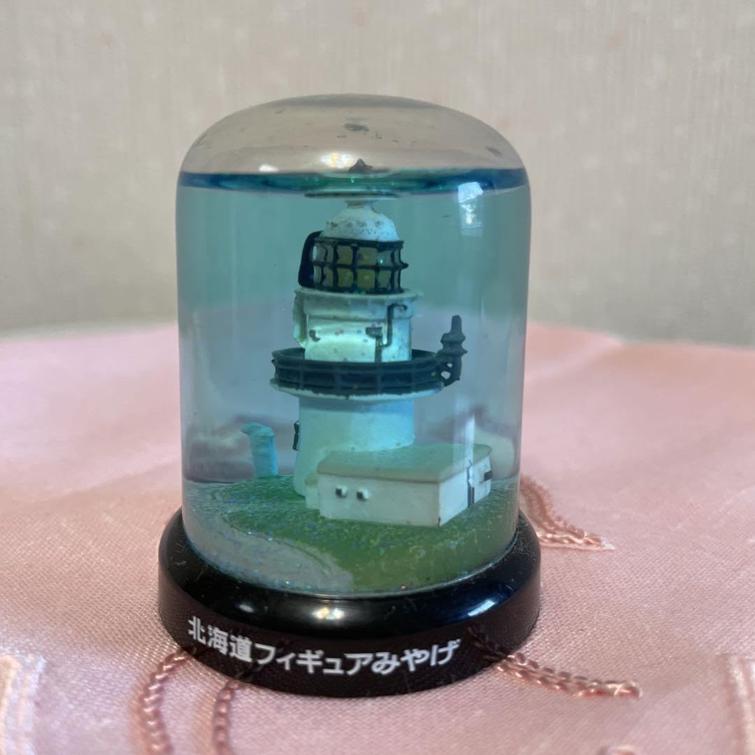 Amazon.co.jp: スノードーム北海道フィギュアみや・襟裳岬灯台レア 