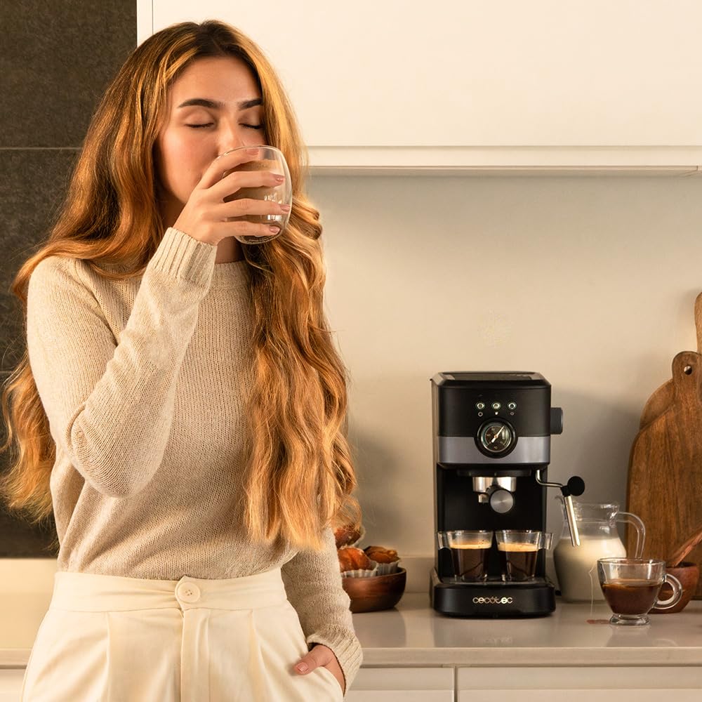 Cecotec Macchina da Caffè Espresso Power Espresso 20 Pecan Pro. 1100 W, Tecnologia ForceAroma da 20 bar, Vaporizzatore Orientabile, Braccio Doppio, Piastra Riscaldatrice per Tazze
