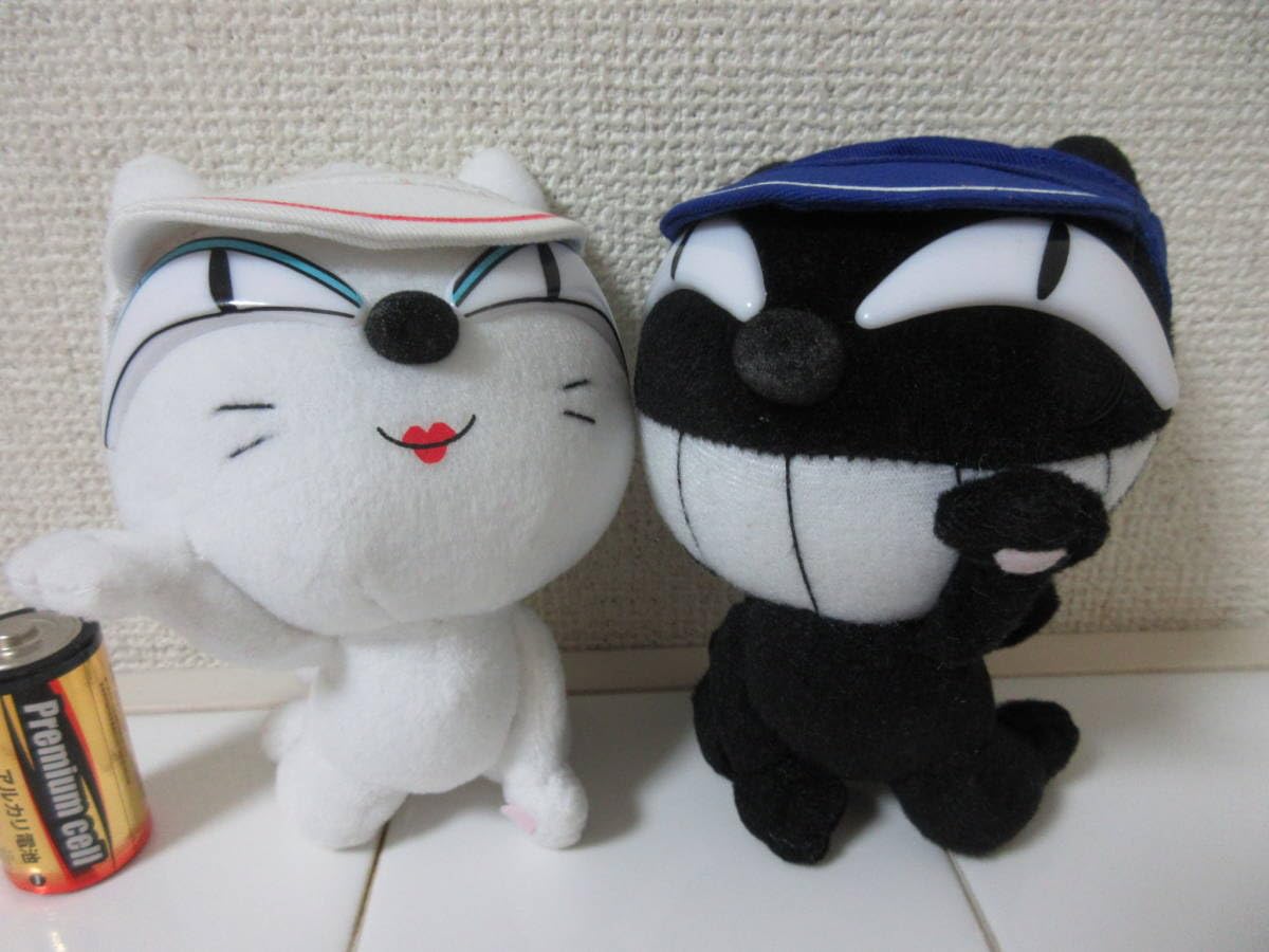 「ヤマト運輸」白猫黒猫のぬいぐるみとお菓子缶(ウォークスルー)セット Amazon.co.jp: クロネコヤマト 黒猫＆白猫 90周年記念 招き猫スタイル