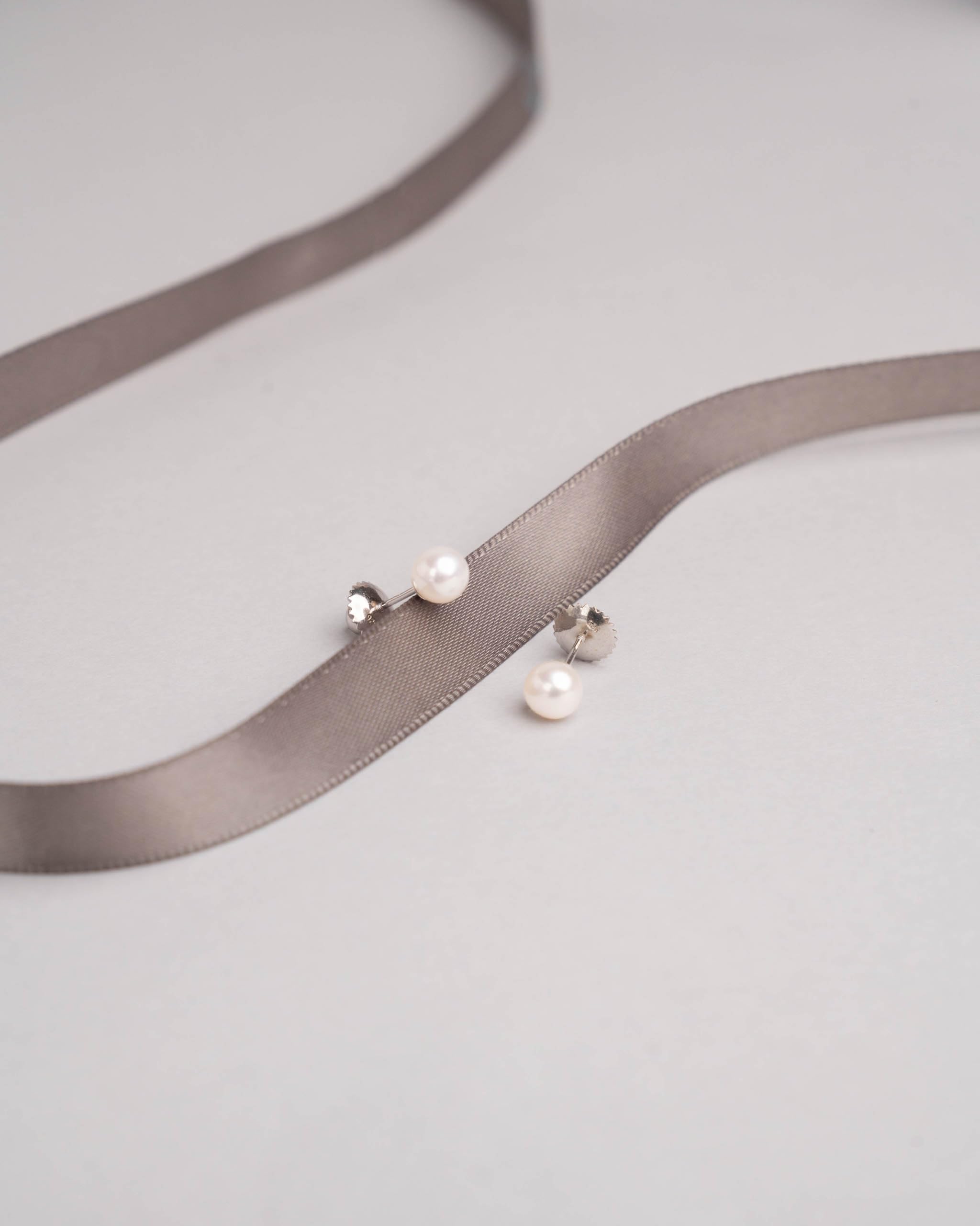 SECRET & YOU - Perlenohrringe für Babys und Mädchen. Weiße runde Perlen mit speziellen Gewindemuttern - Erhältlich in 18 Karat Gold oder 925 Sterling Silber und in verschiedenen Größen.