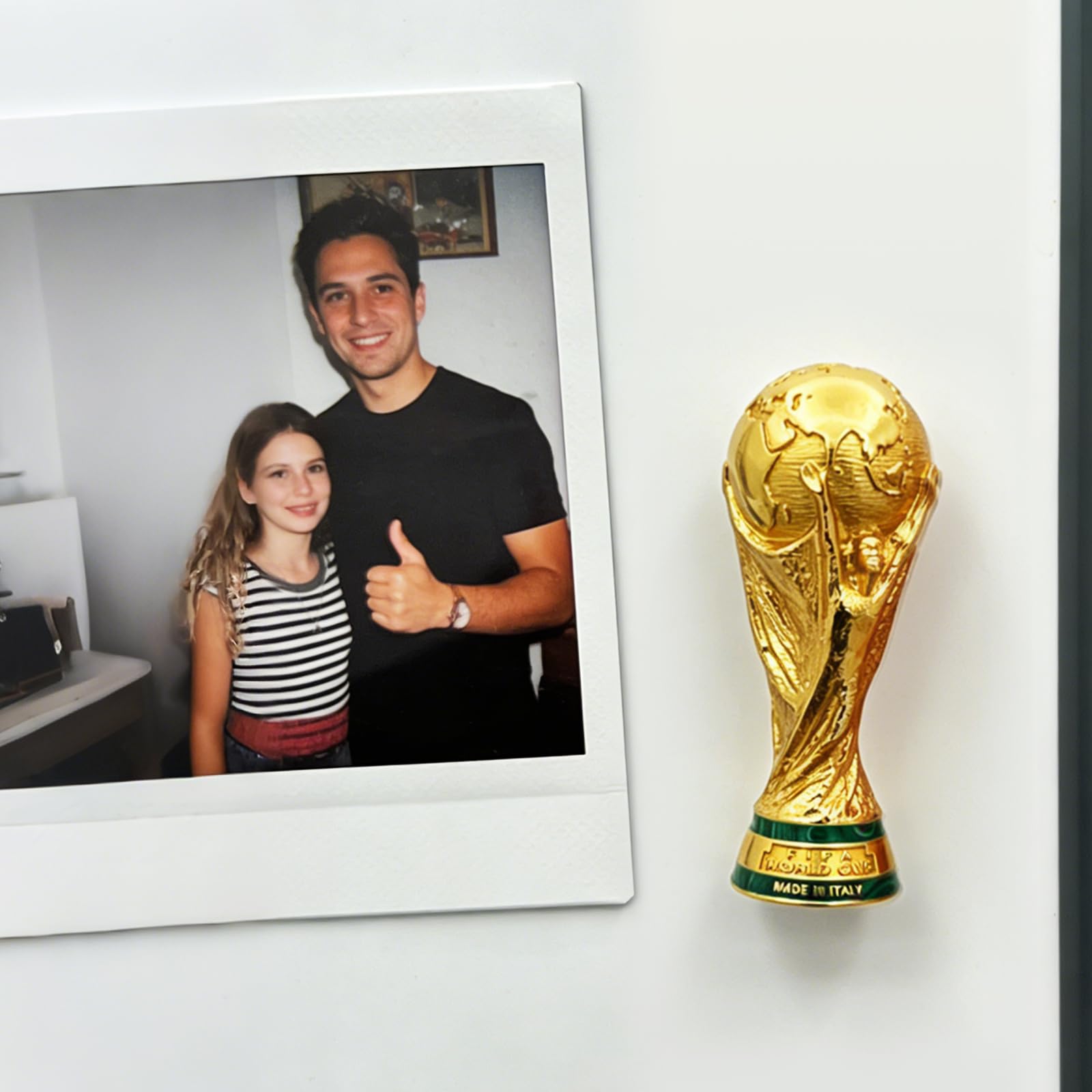 Calamita Ufficiale FIFA Coppa del Mondo 2026 – Replica 2.5D Trofeo 70 mm, Lega di Zinco, Souvenir Esclusivo per Frigorifero, Ufficio & Superfici Metalliche, FIFA World Cup 2026 Official Gift