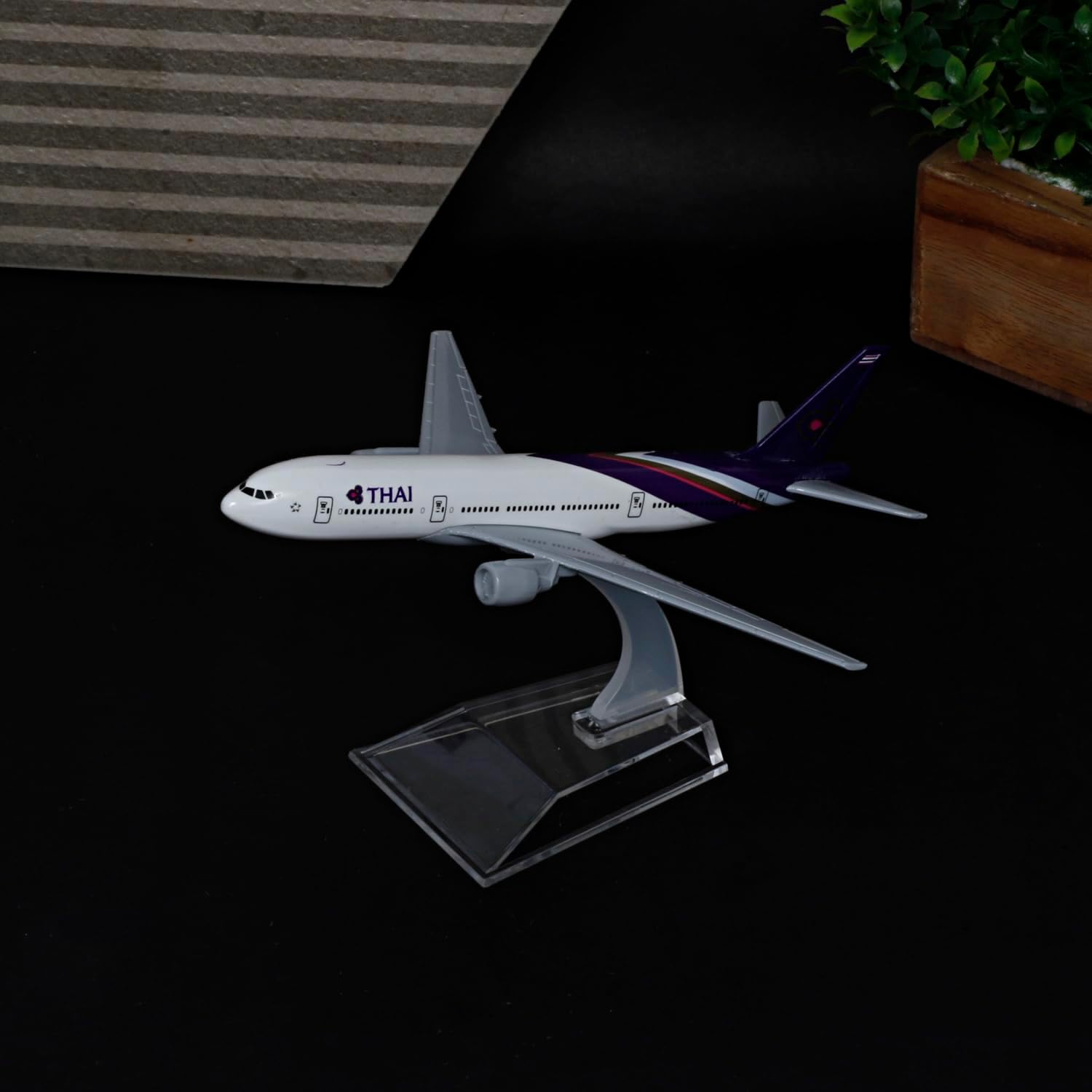 - ARTVARKO Thai Airlines Scale Aeroplane Model Die Cast Metal Aircraft Highly Detailed Replica Gift for Aviation Enthusiasts 16 CM
