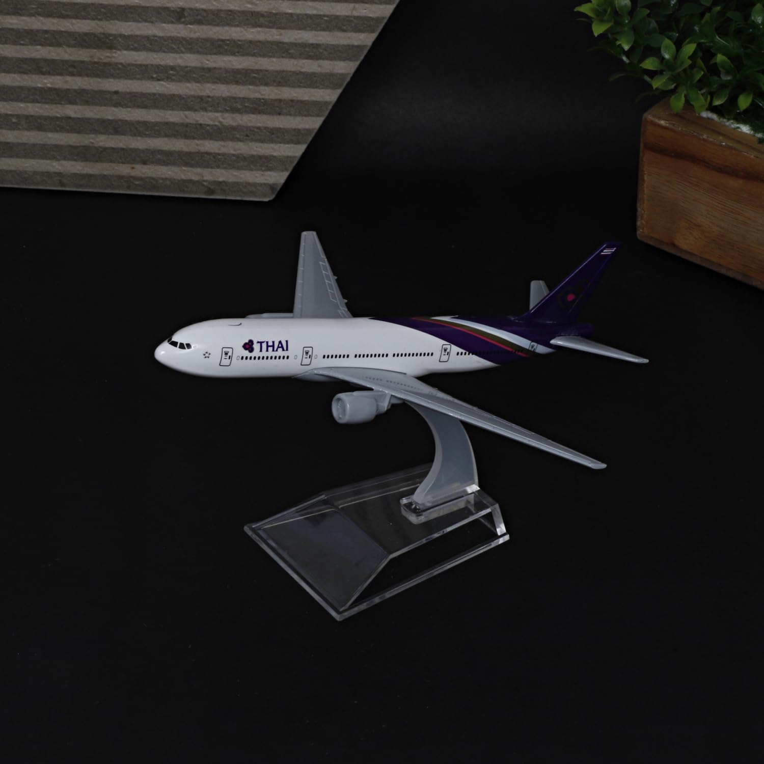 ARTVARKO Thai Airlines Scale Aeroplane Model Die Cast Metal Aircraft Highly Detailed Replica Gift for Aviation Enthusiasts 16 CM