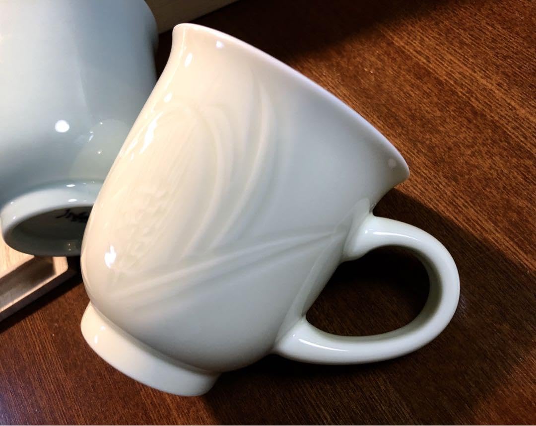 Amazon.co.jp: 井上萬二 人間国宝 麦彫文モーニングカップ 青白磁 黄釉  