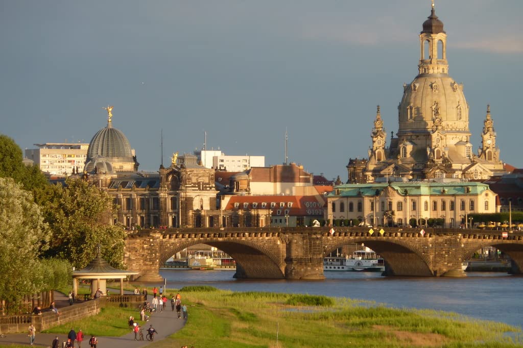 PuzzleYOU 2000 Teile Puzzle – „Wunderschöner Blick Auf Dresden Am Abend“, 90x67 Cm, Premium-Pappe, Edle Anthrazit-Schachtel – Perfekt Für Städte-Fans