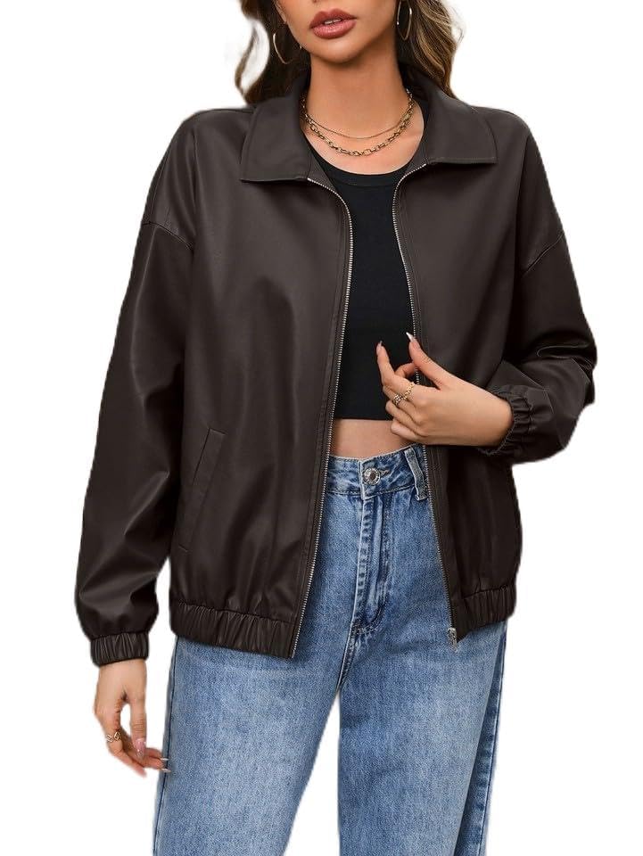 Veste de motard marron pour femme au style décontracté en terrasse
