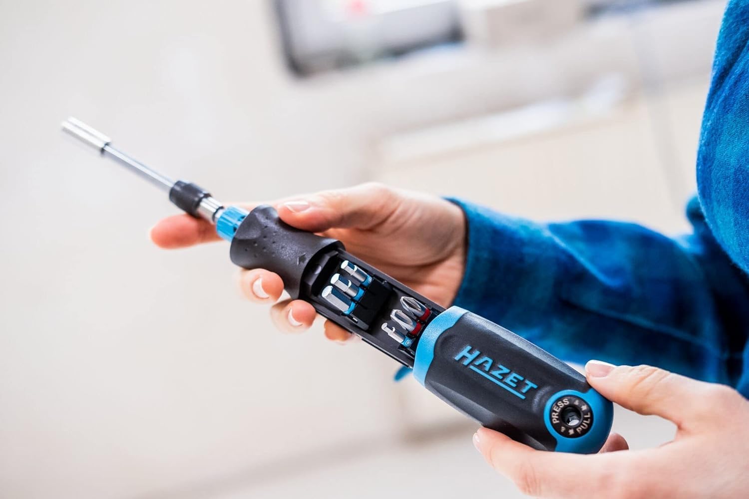 HAZET Tournevis à cliquet 810R-4 I Chargeur porte-embout intégré avec 12 embouts - Fonction cliquet réglable ou utilisation comme tournevis d'embout