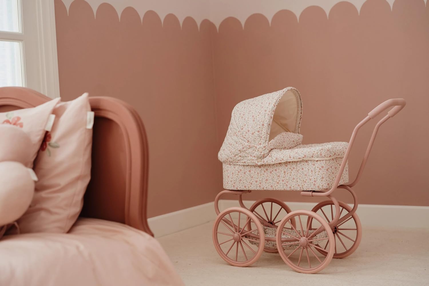 Little Dutch Puppenwagen aus Metall mit großen Rädern, Sonnenverdeck und Aufbewahrungskorb für Puppen Babypuppen bis 46 cm - Soft Flowers Weiß/Rosa