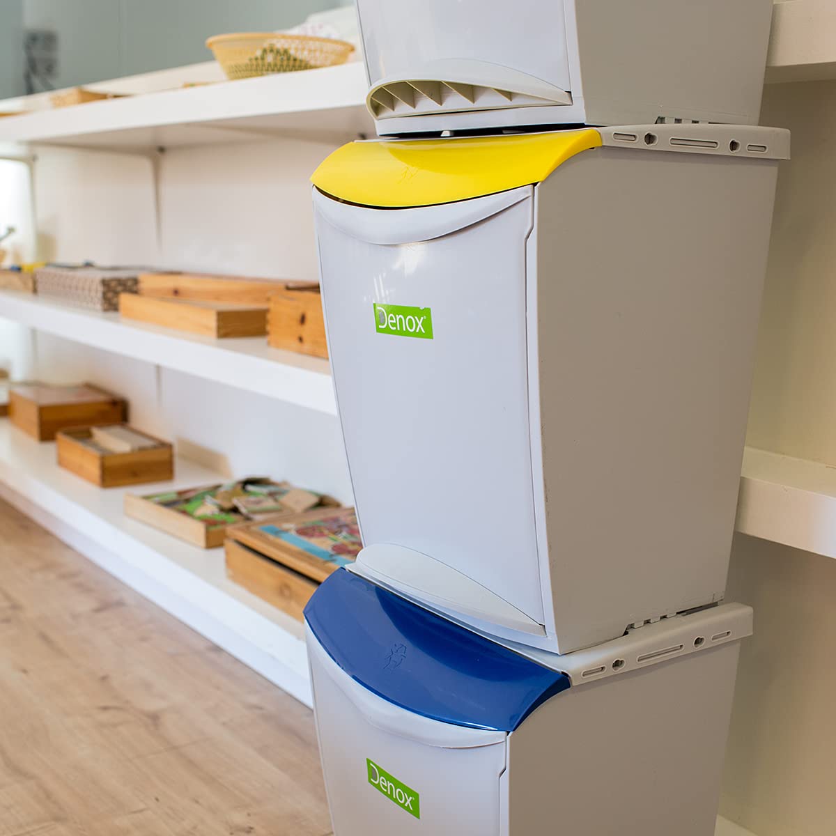 Sistema modular de reciclaje con tapa frontal azul, cubeta interior y acoplamiento flexible, capacidad 25L | Denox