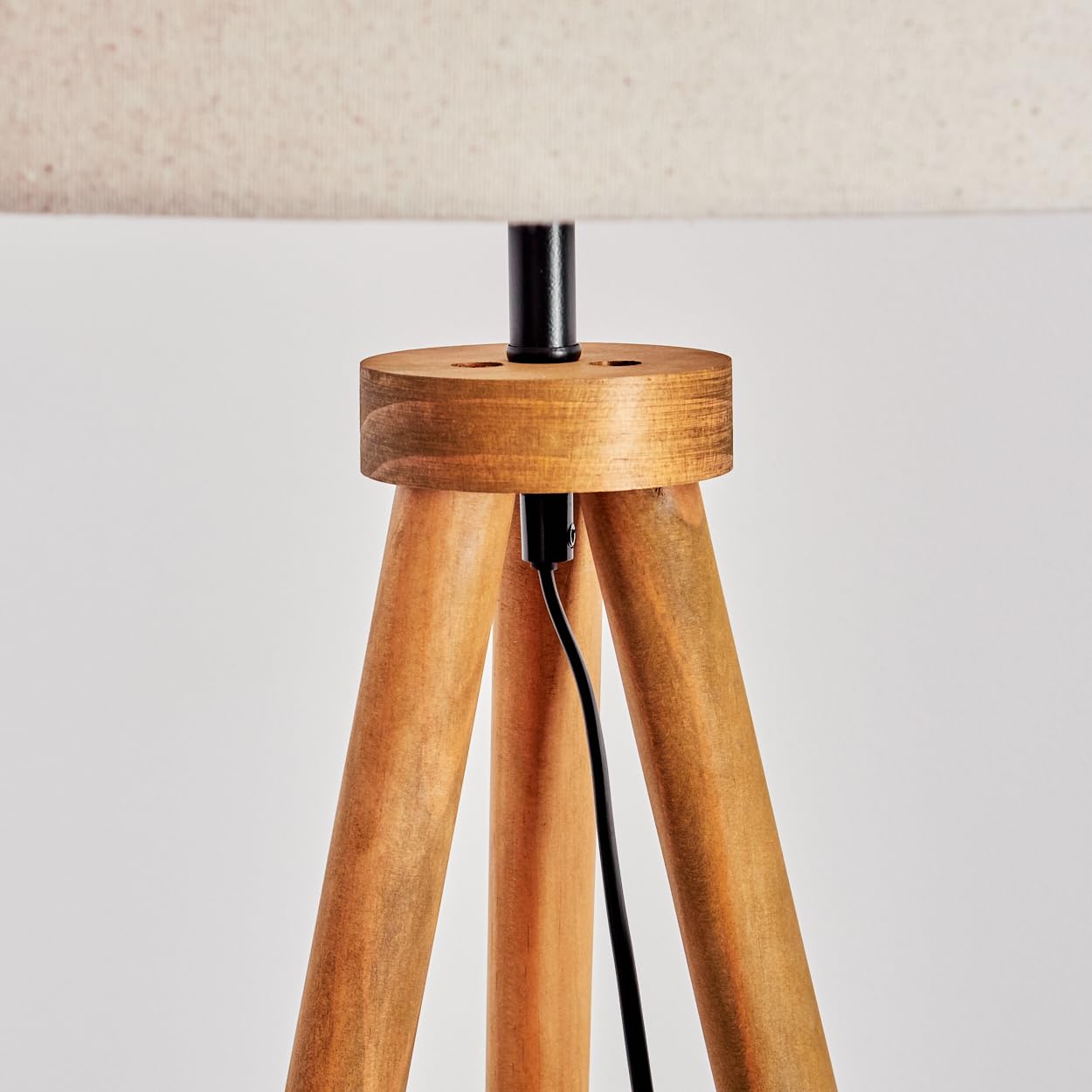 HOFSTEIN Stehleuchte Flemming, Stehlampe aus Holz/Metall im modernen Boho-Design, Schirm aus Stoff, Ø 50 cm, 153 cm, E27, mit Fußschalter und Ablagefläche - Wohnzimmer, Schlafzimmer, Esszimmer, Flur