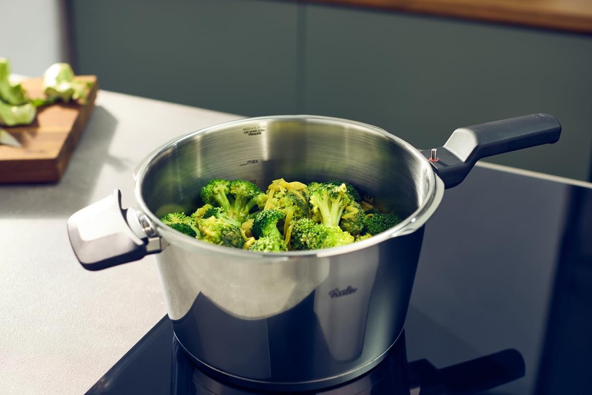 Fissler Vitaquick® Elemental Schnellkochtopf 4,5 L (Ø 22 cm) salbeigrün – Made in Germany, 2 Garstufen, energiesparend, Superthermic Boden, Induktion