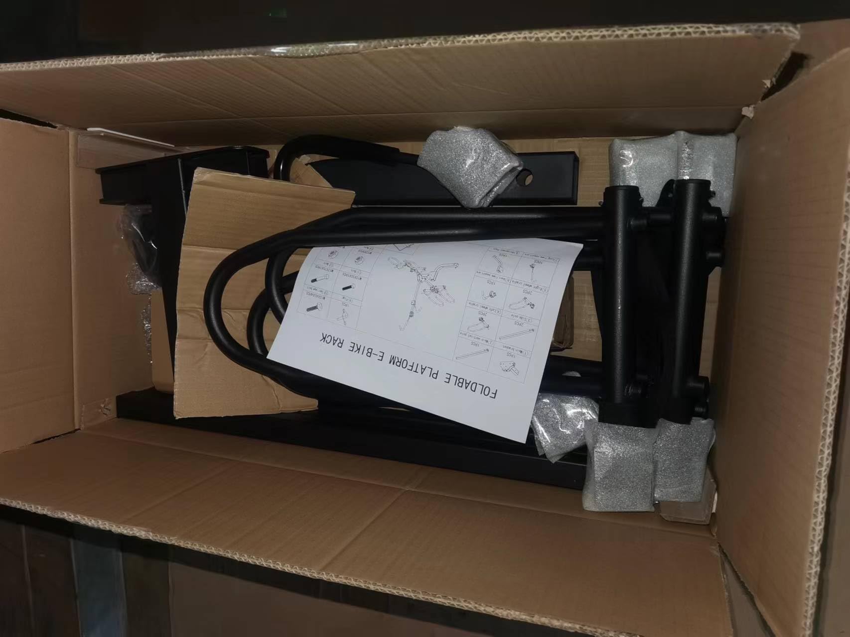 Portabici Posteriore Pieghevole 2 Biciclette Resistente Montare Sul Gancio Traino Acciaio Q235 Capacità Carico 180 Libbre Adatto a Ruote Larghe Fino 5,5" Piattaforma Cinghie e Accessori Sicurezza Auto