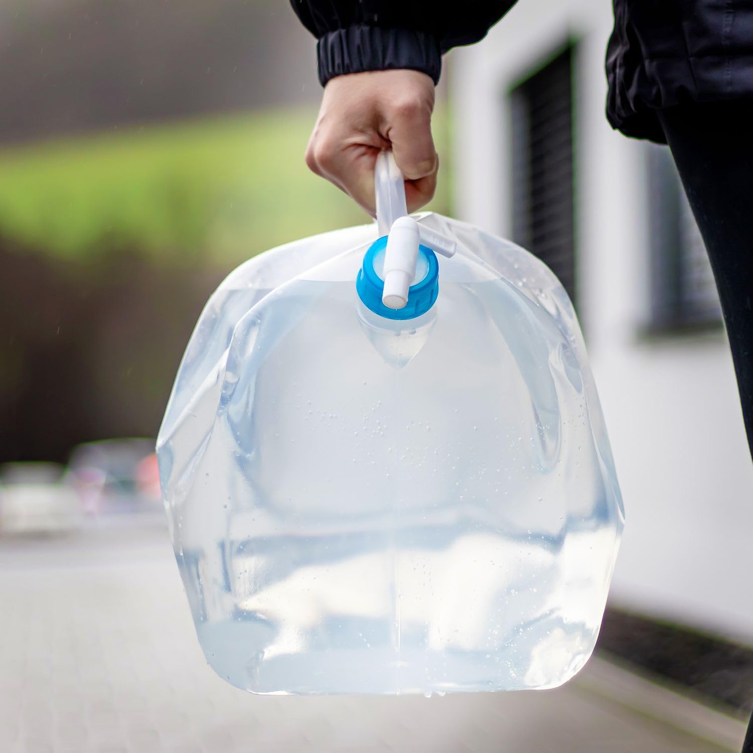 Intirilife 4x składany plastikowy kanister na wodę 10 L - 22,3 x 25,2 cm - Pojemnik na wodę Składany z uchwytem i kranikiem Kanister na wodę pitną Box Camping Festival Storage