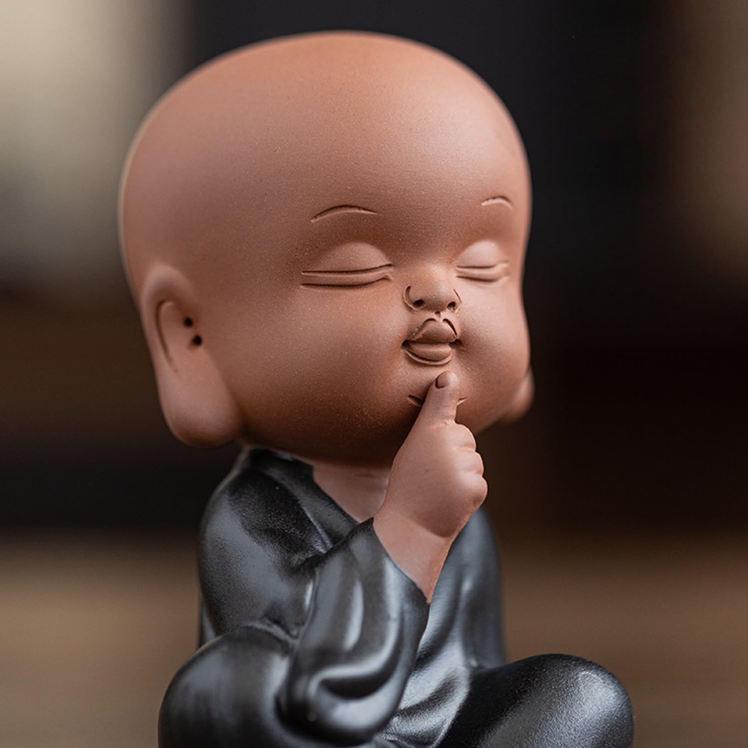 figurki zwierzątek， Zabawna czarna figurka mnicha z ubraniami, fioletowy zestaw do herbaty z gliny, akcesoria, statua, ozdoba na biurko, prezenty(A)