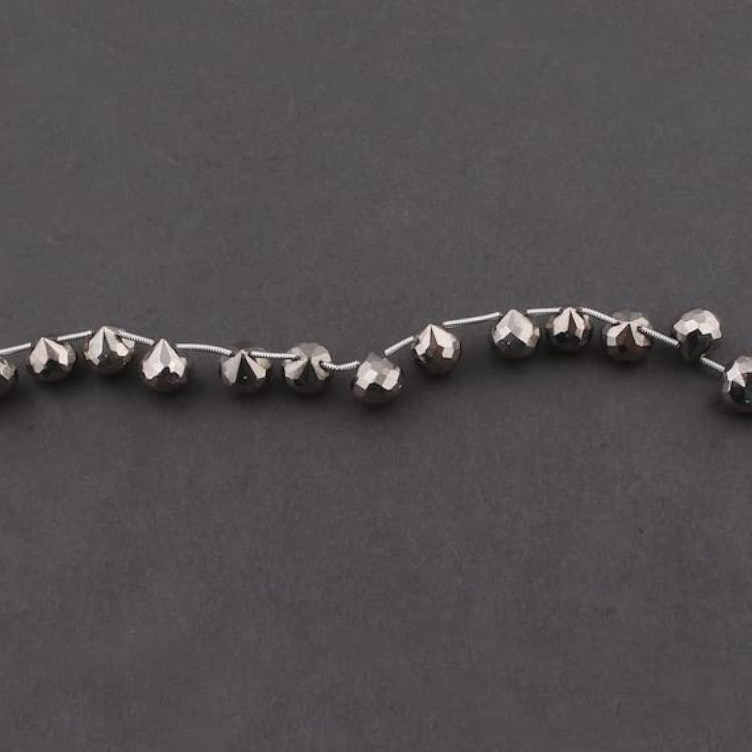 Briolettes en pyrite argentée facettée pour création de bijoux haut de gamme