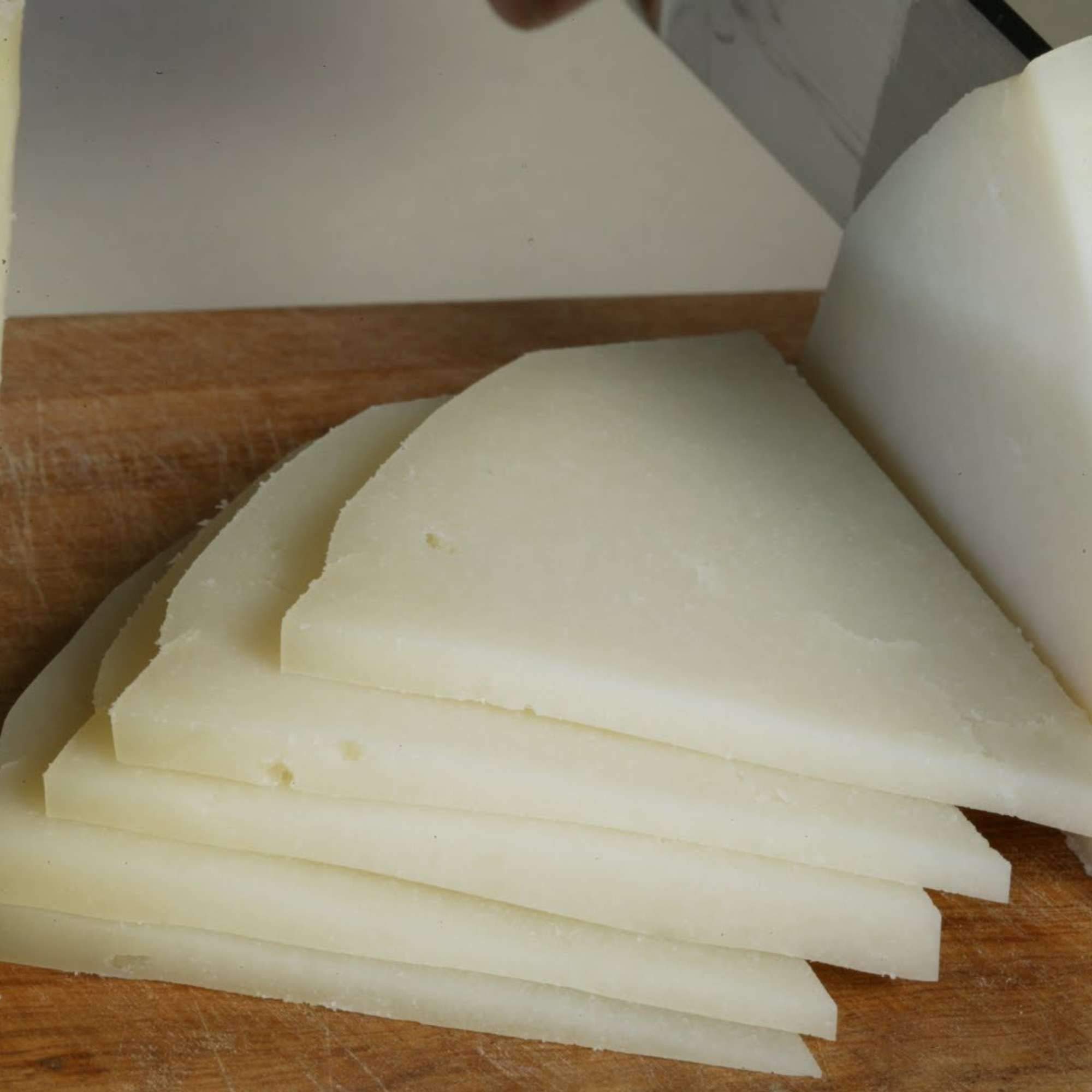 Queso Idiazabal Blanco - Elaborado con Leche Cruda de Oveja Latxa - Peso Aproximado 1000 gramos - Ideal para comer solo o acompañado - Queso de Oveja Idiazabal