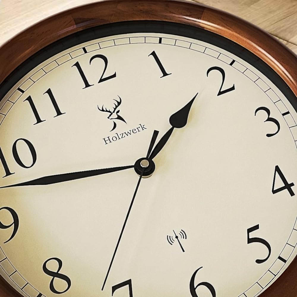 Holzwerk TRIBERG (Funk) 35cm Natur Vintage Retro Holz Funk Wanduhr Glas Holz-Uhr Funkwanduhr Funkuhr nahezu lautloses Uhrwerk Massivholz 14 Zoll Braun Weiß große Ziffern (Hwn.braun.weiß)