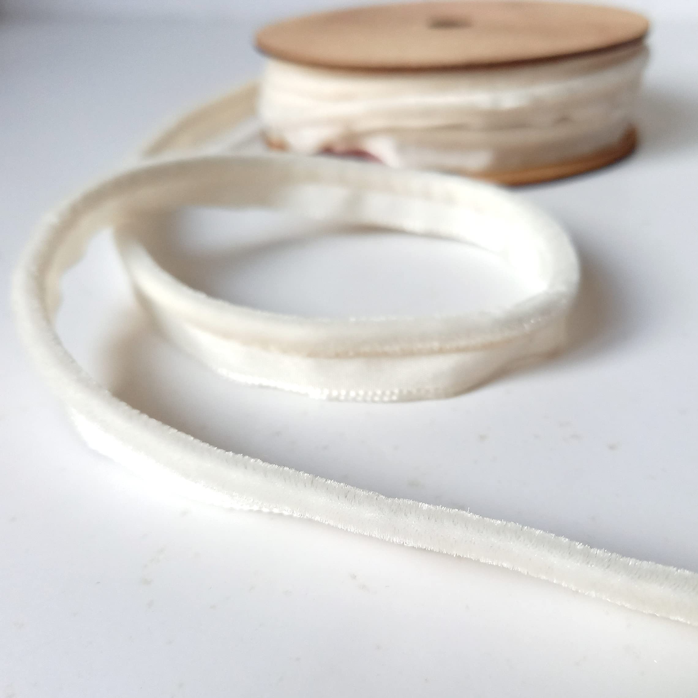 Velvet Insert Piping Cord 5mm Diameter โ Sold by The metre (Cream) โ image 1