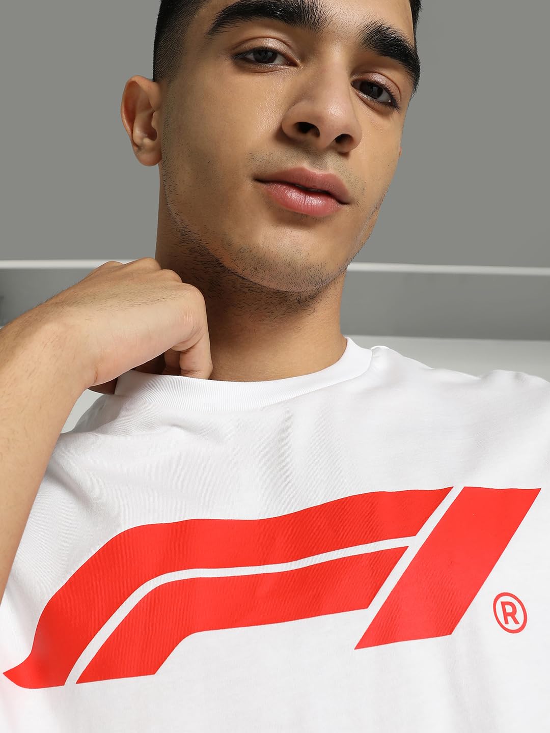 Puma F1 Ess Logo Tee 180g Magliette Uomo (Pacco da 1) | Logo F1® sul davanti, Logo PUMA sulla manica, Collo rotondo, Maniche corte, Prodotto ufficiale PUMA x F1®