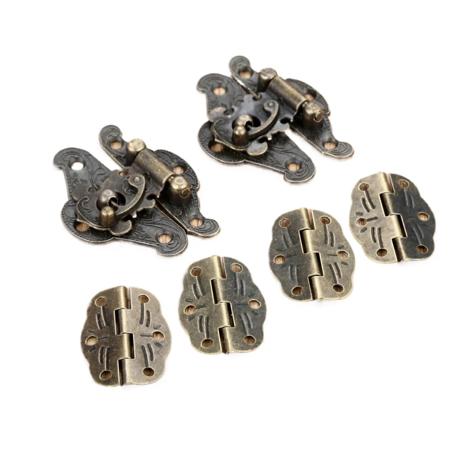 Loquets en bronze et charnières rétro pour restaurer une boîte à bijoux ancienne