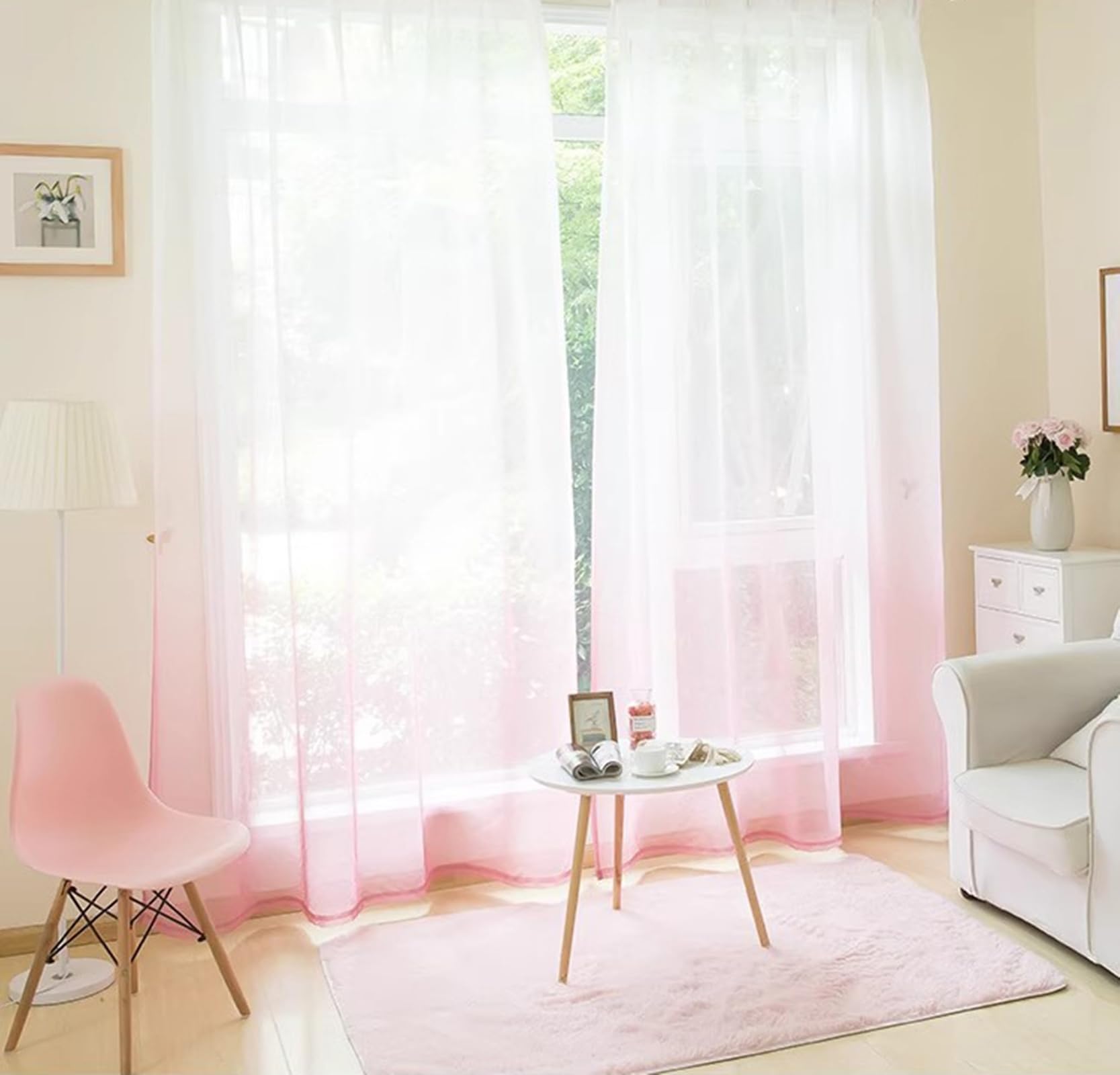 Gaze rose dégradée en rideau pour adoucir la lumière trop vive du salon