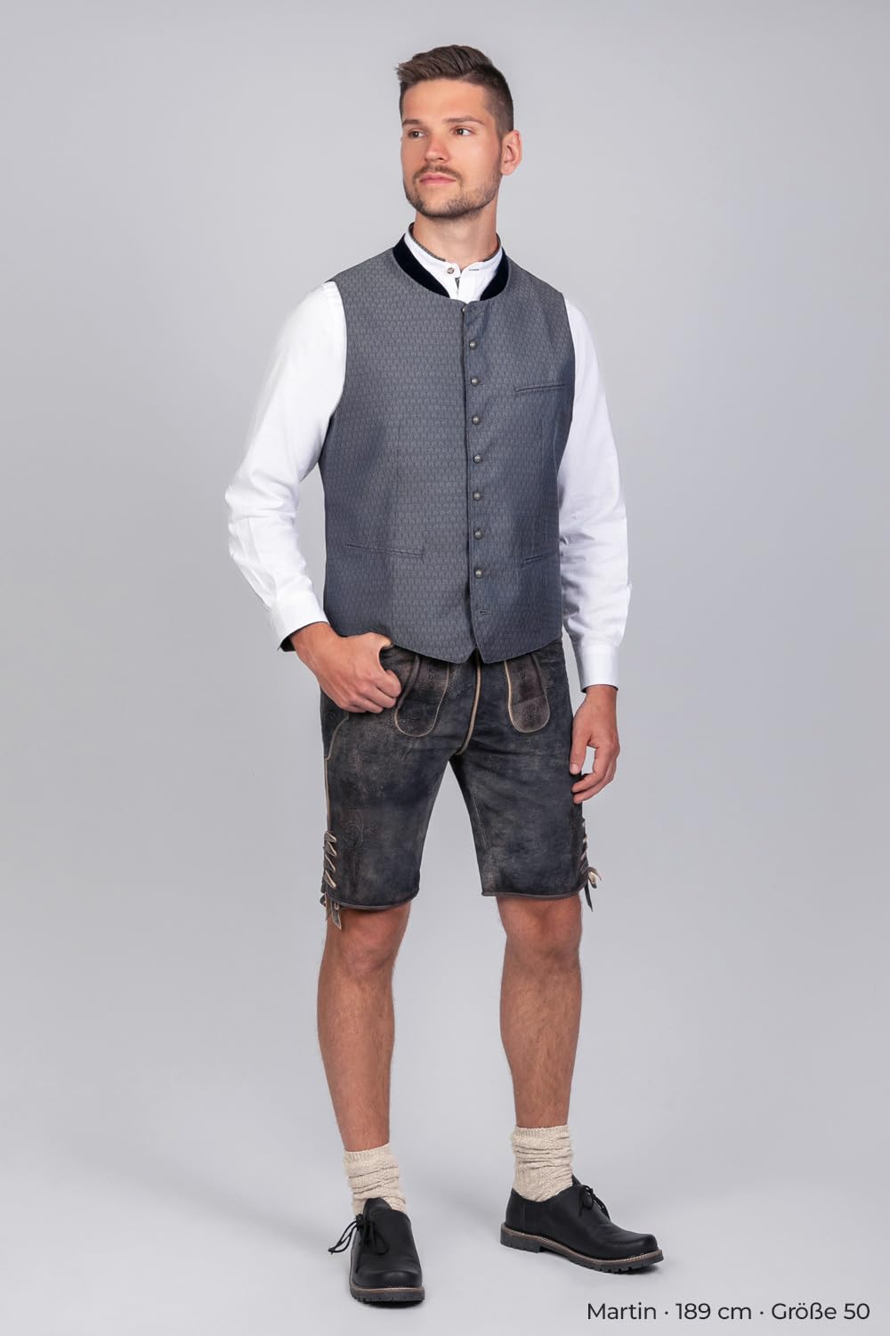 Edelnice Trachtenmode Kurze Wildbocklederhose Tom in tiefem Dunkelgrau mit edler Stickerei