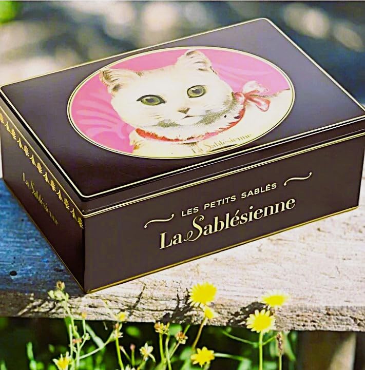 La Sablésienne, White Cat (Chat Blanc) - Lata de metal decorativa de galletas de mantequilla francesa pura con chispas de chocolate, 8.8 onzas,