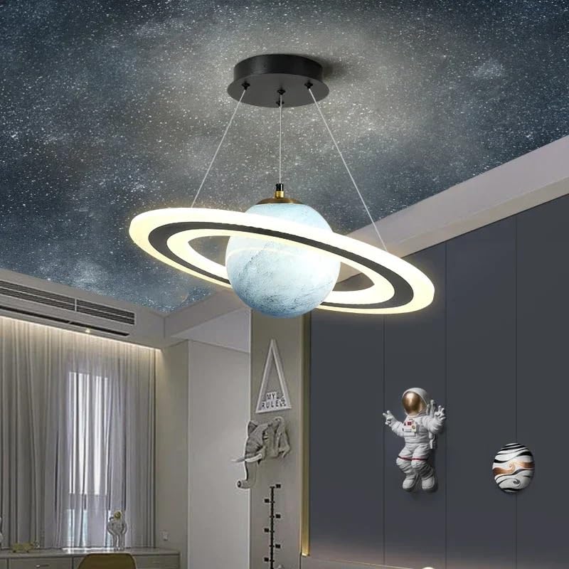 Suspension planète LED bleue créez une ambiance cosmique apaisante sous votre plafond