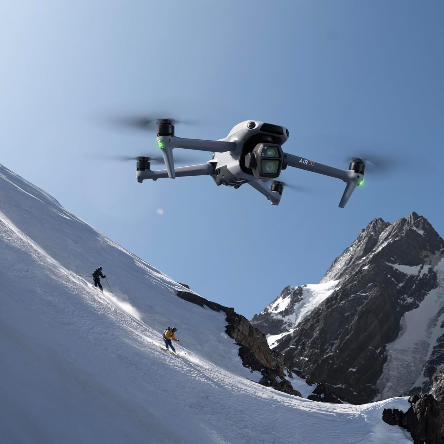 DJI Air 3S Combo Fly More (RC 2 con schermo), drone con fotocamera grandangolare CMOS 1" e teleobiettivo medio per adulti, 4K/60fps, rilevamento omnidirezionale e 3 batterie per volare più a lungo