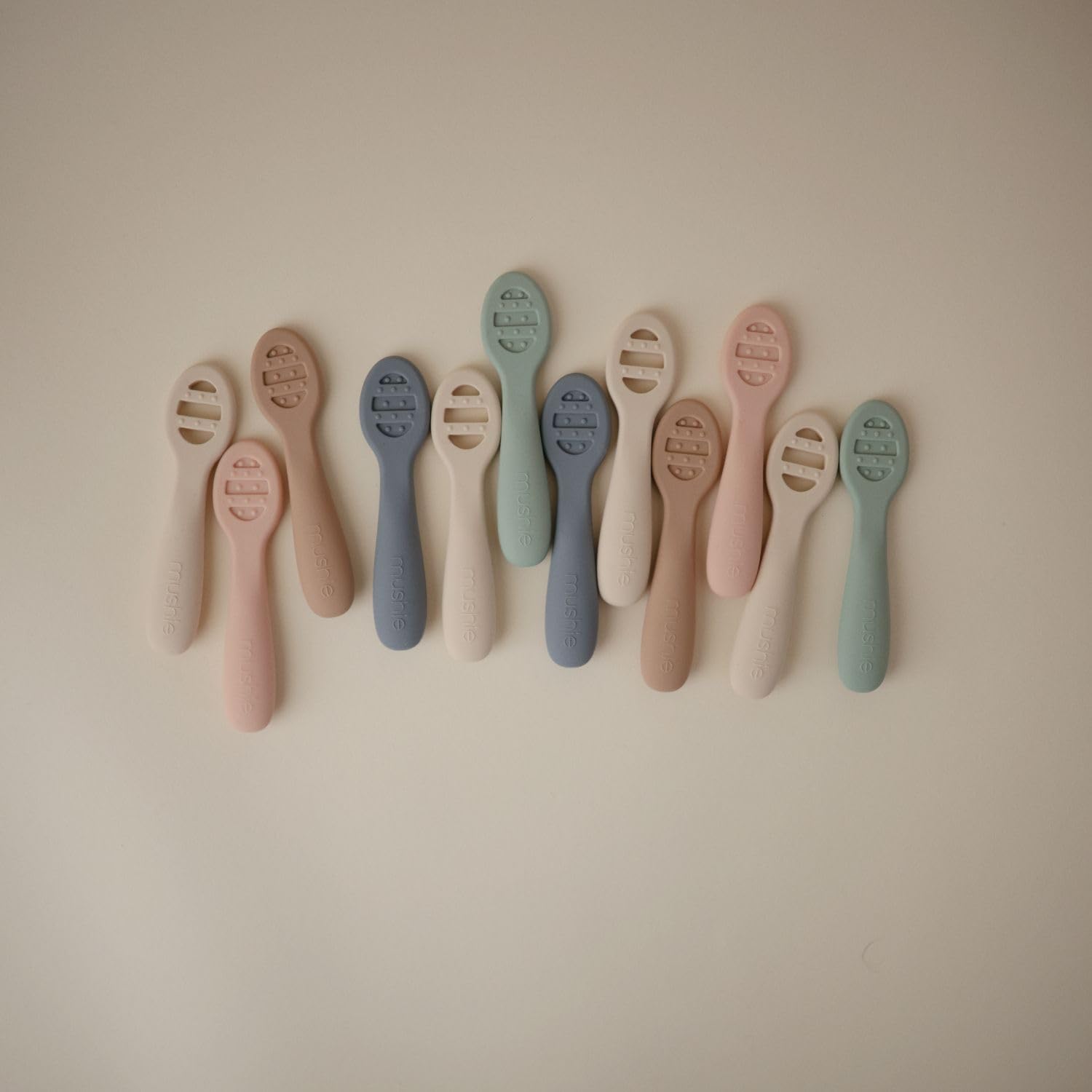 Mushie Cuillère D'apprentissage en Silicone Lot De 2 Pour Bébé Lavable au Lave-Vaisselle Natural/Shifting Sand