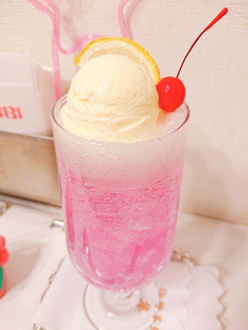Amazon.co.jp: 昭和レトロ 純喫茶のピンクのクリームソーダ 食品