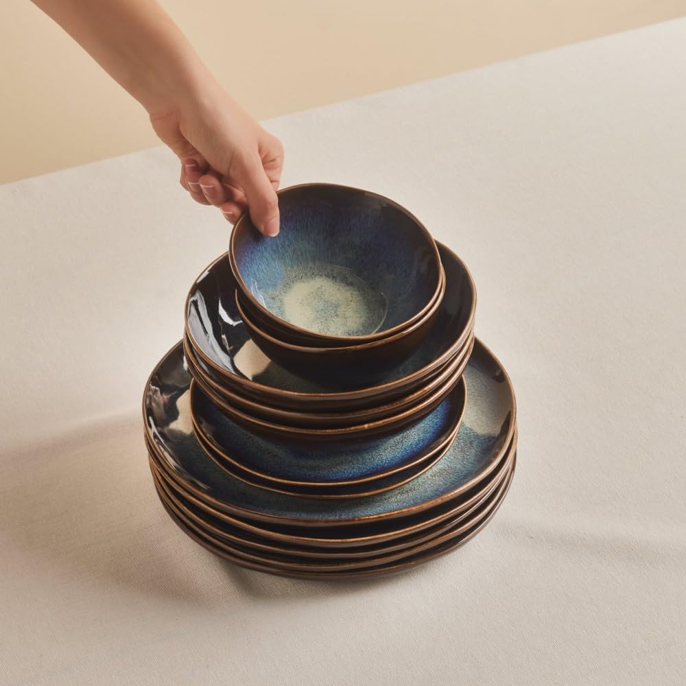 Karaca Leia - Geschirrset 6 Personen Steingut, Teller Set 24 Teilig mit Servierplatte, Müslischalen, Frühstücksteller, Pasta Teller Tief, Essteller, Mikrowellen Steingut Geschirr Set - Blau & Braun