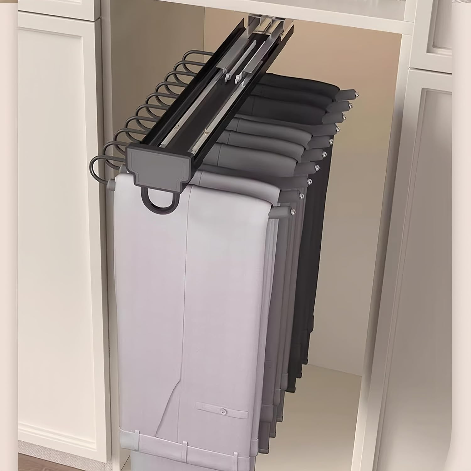 Organisation de placard simplifiée avec le porte-pantalons extensible
