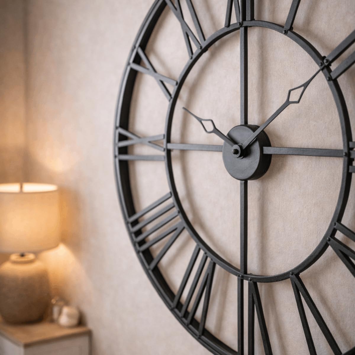 Grande horloge murale en métal - Diamètre : 70 cm - Noir - Design squelette industriel vintage avec chiffres romains - Horloge à cadran ouvert - Mouvement silencieux - Pour salon, cuisine