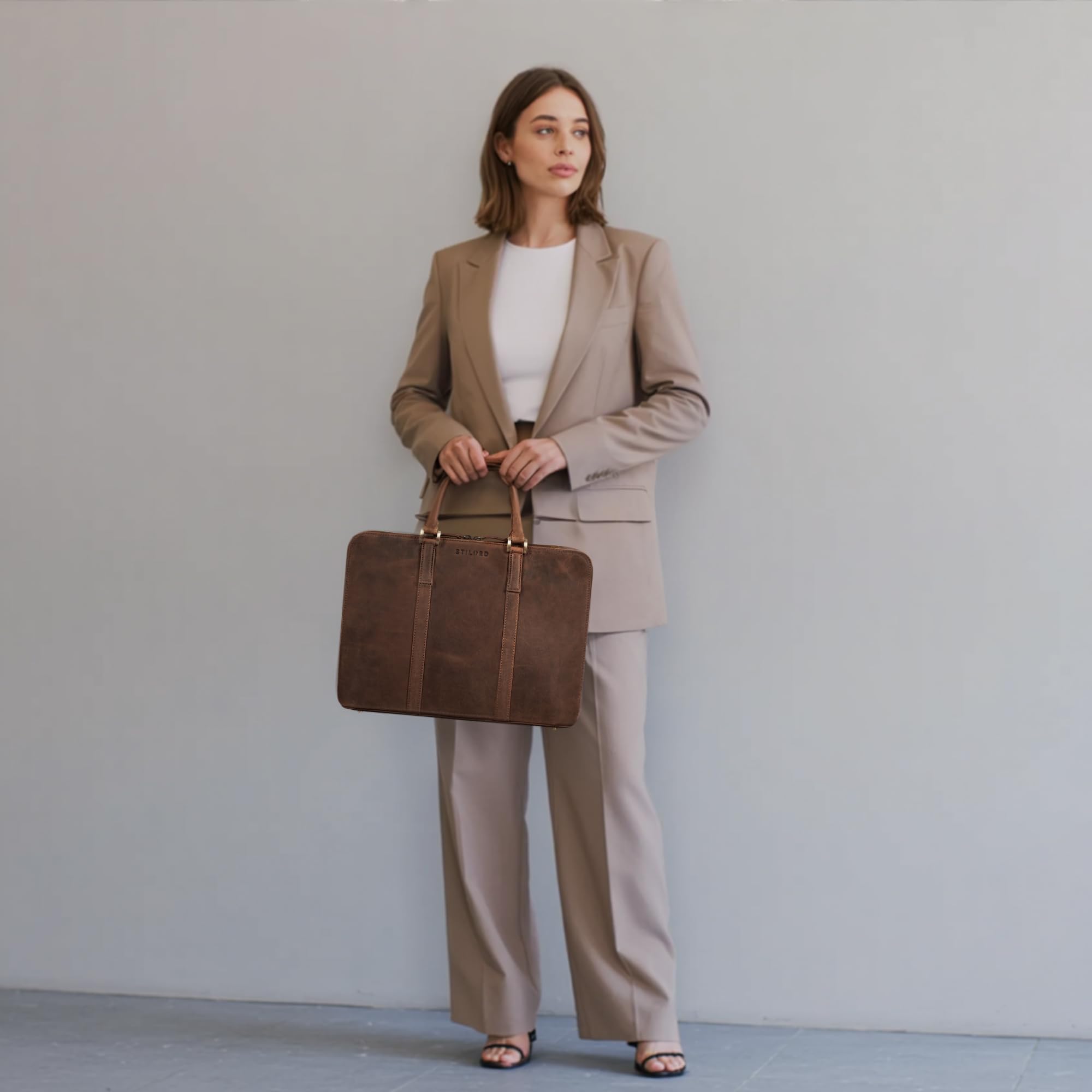 STILORD "Leonora Schmale Aktentasche Damen Leder Dokumententasche A4 - Elegante Büro Tasche 15,6-16 Zoll Laptoptasche Echtleder mit Standfüßen für Arbeit & Uni Farbe:aneto - braun